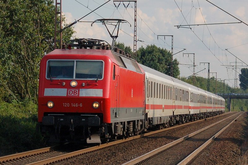 DB 120 146-6 mit IC am 24.08.2007 in Recklinghausen am Bahnbergang Brster Weg in Fahrtrichtung Mnster.
