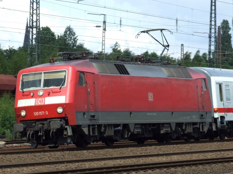 DB 120 157 zieht am 19.06.2009 einen IC aus Bochum in Richtung Dsseldorf.