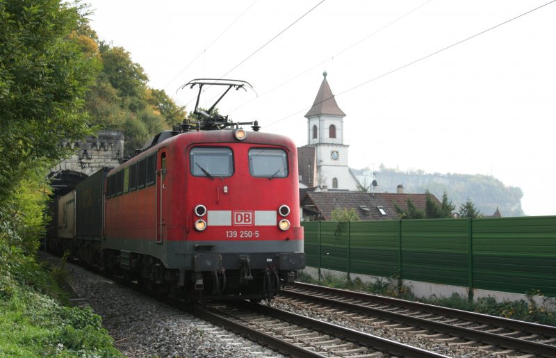 DB 139 250-5 vor Gterzug am 12.10.2008 bei Istein. 
