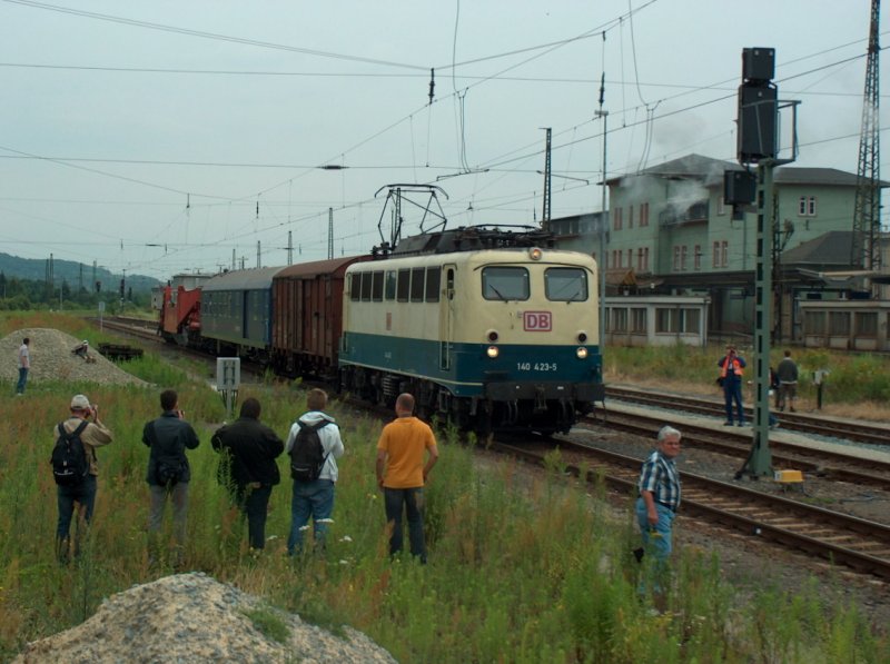 DB 140 423-5 mit einem Schwertransport der Firma HCS in Naumburg (Saale) Hbf; 13.07.2008 