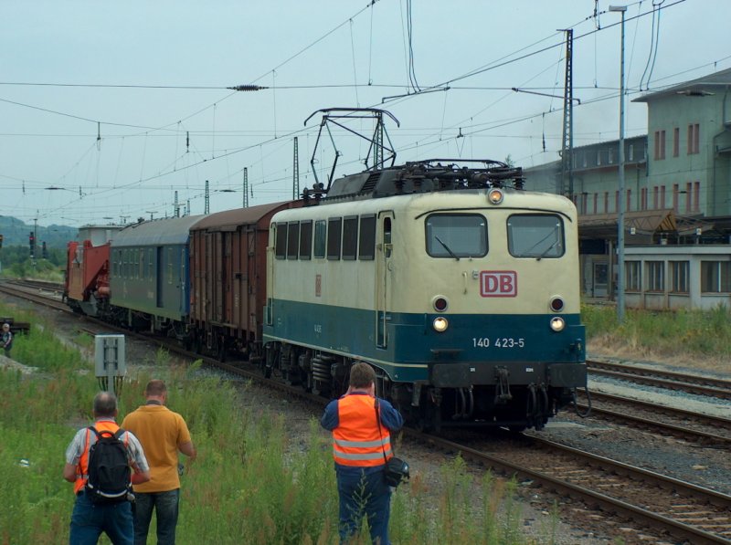 DB 140 423-5 mit ihrer 143 Tonnen schweren Fracht (Transformator) war ein sehr begehrtes Fotomotiv. Naumburg (Saale) Hbf; 13.07.2008 
