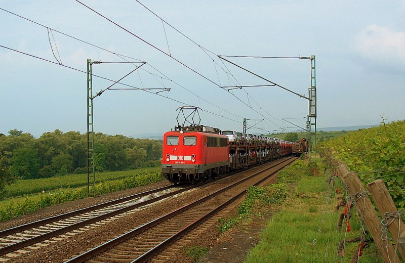 DB 140 495-3 mit einem Toyota-Autotransportzug Richtung Wiesbaden, bei Erbach (Rheingau); 27.06.2009
