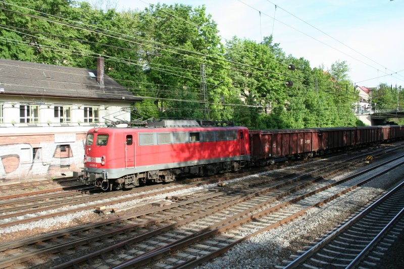 DB 140 675-0 vor Gterzug am 9.5.2008 in Offenburg.