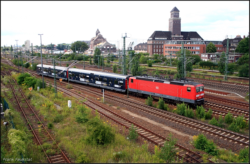 DB 143 054-5 mit dem S-Bahnersatzverkehr vor der Kulisse des Berliner Westhafens nach dem Kopfmachen auf dem Weg nach Berlin Gesundbrunnen (Berlin Moabit, 28.07.2009)