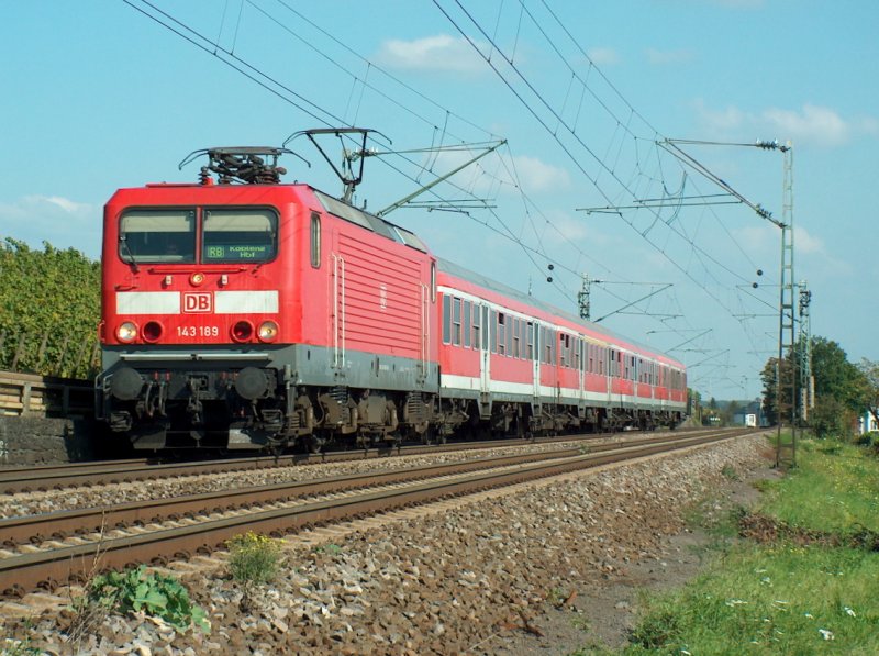 DB 143 189 mit der RB 15530 von Wiesbaden Hbf nach Koblenz Hbf bei Erbach (Rheingau); 26.09.2008 