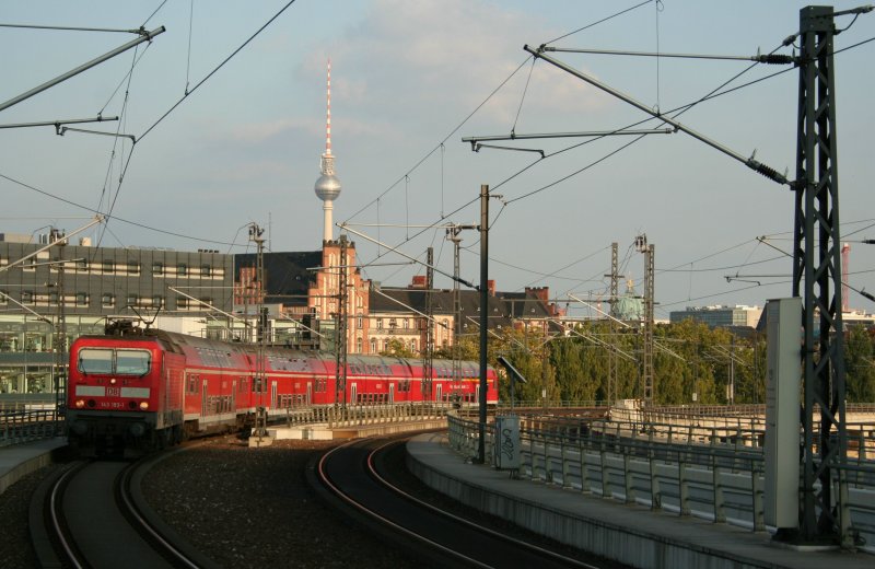 DB 143 193-1 mit RB14 nach Nauen am 28.9.2008 bei der Einfahrt in den Berliner Hbf.
