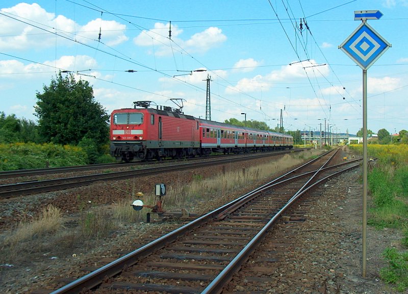 DB 143 220-2 mit der RB 16322 von Halle (Saale) Hbf nach Eisenach, in Naumburg (Saale); 07.08.2009