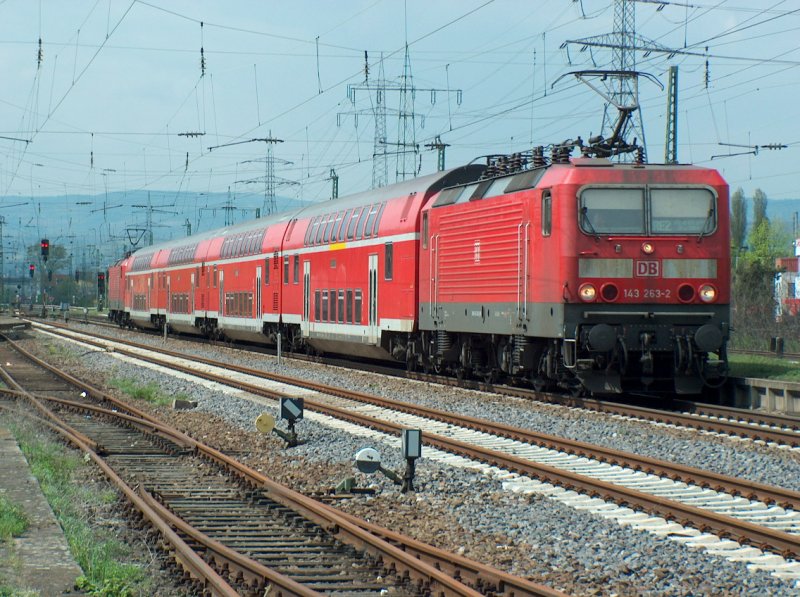 DB 143 263-2 + 143 873-8 mit dem RE 4369 von Koblenz Hbf nach Frankfurt (Main) Hbf in Mainz-Mombach; 23.04.2008