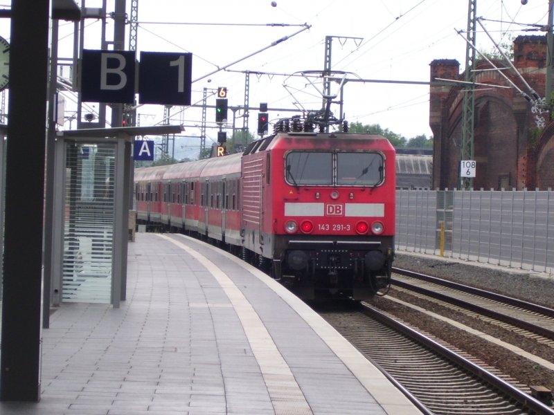 DB 143 291-3 mit der RB 16324 von Halle (S) Hbf nach Eisenach, am 09.07.2007 bei der Ausfahrt in Erfurt Hbf.