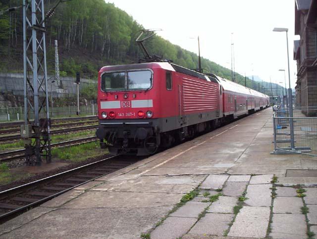 DB 143 367-1 mit einem Doppelstock-Regionalzug am Bahnhof Bad Schandau (Sachsen) am 26. April 2004
