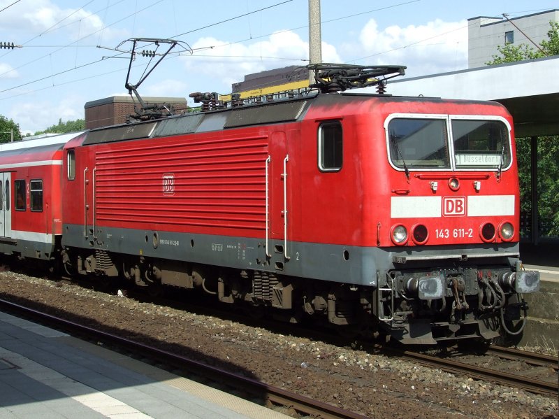 DB 143 611 vor einem S-Bahnzug der S-Bahn RheinRuhr am 19.06.2009 in Bochum Hbf.