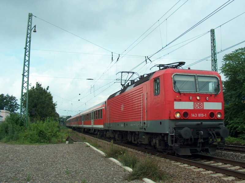 DB 143 819-1 mit der RB 15519 von Koblenz Hbf nach Wiesbaden Hbf in Wiesbaden-Schierstein; 11.07.2008

