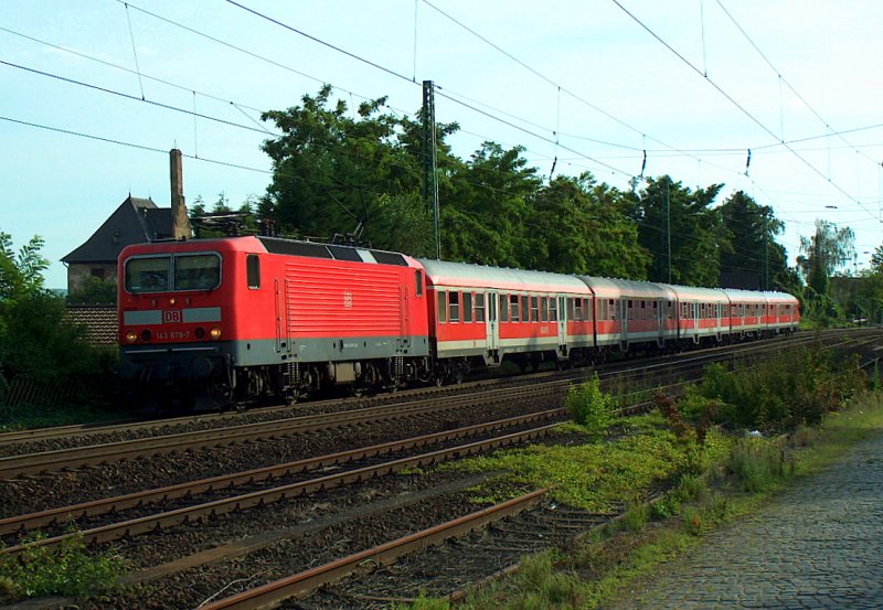 DB 143 878-7 mit der RB 15541 von Koblenz Hbf nach Wiesbaden Hbf, in Hattenheim; 26.07.2009