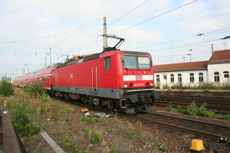 DB 143 879-5 vor RE nach Halle am 12.9.2008 in den  blhenden Landschaften  am Leipziger Hbf.
