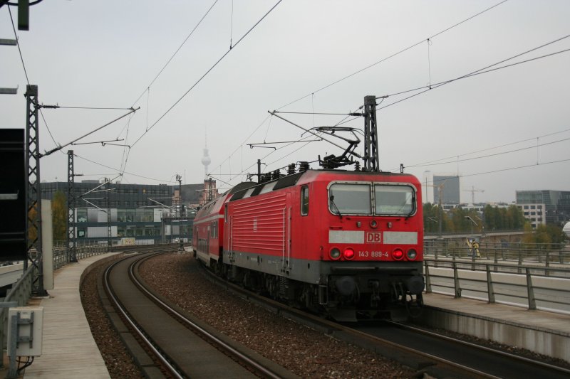 DB 143 889-4 am 25.10.2008 bei der Ausfahrt aus dem Berlinder Hbf. in richtung Ostbahnhof.