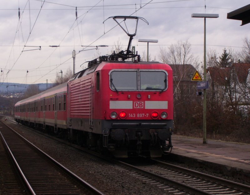 DB 143 897-7 mit der RB 15530 von Wiesbaden Hbf nach Koblenz Hbf, in Wiesbaden-Biebrich; 15.01.2008
