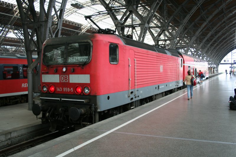 DB 143 959-5 vor S-Bahn nach Wurzen am 12.9.2008 im Leipziger Hbf. Nach der Lnge des Wagens scheint nicht gerade Rush hour zu sein.