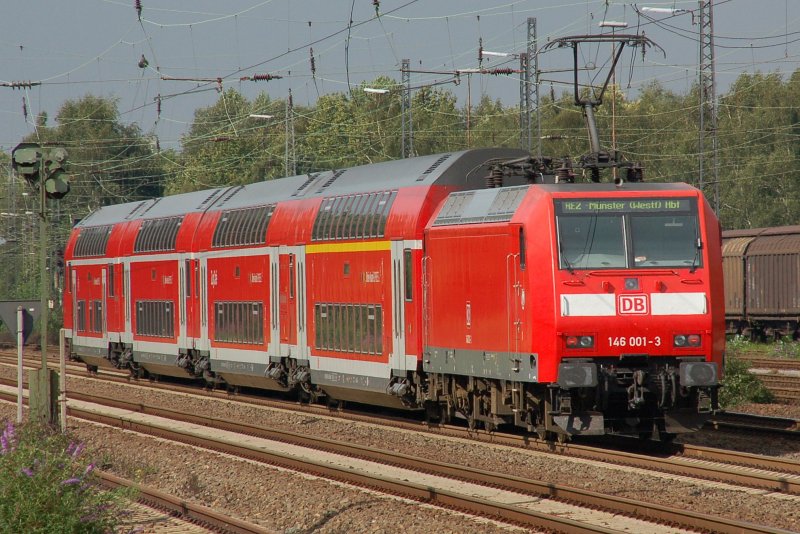 DB 146 001-3 schiebt vier Doppelstockwagen in Recklinghausen Sd am 17.08.2007 als RE2 mit Ziel Mnster in Westfalen Hauptbahnhof.