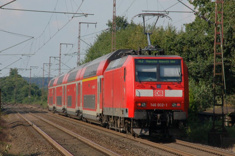 DB 146 002-1 schiebend als RE2 mit Ziel Mnster (Westfalen) am 24.08.2007 in Recklinghausen am Bahnbergang Brster Weg.