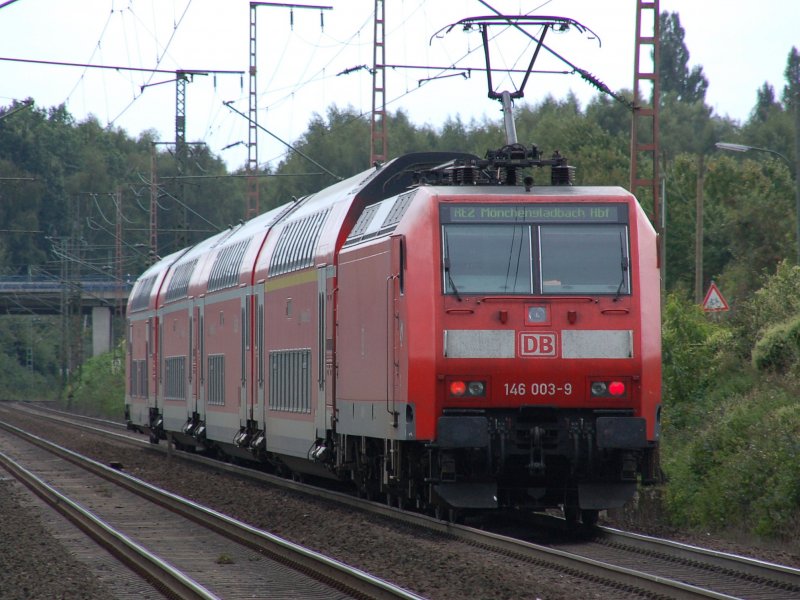 DB 146 003-9 mit Doppelstockwagenzug als RE2 mit Ziel Mnchengladbach in Recklinghausen am Bahnbergang Brster Weg am 09.09.2007.