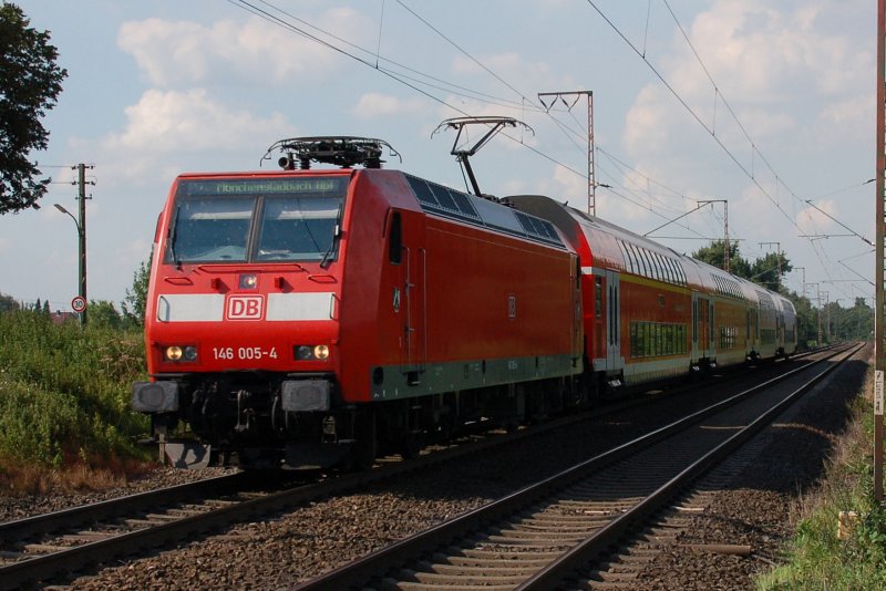 DB 146 005-4 mit Ziel Mnchengladbach am 24.08.2007 in Recklinghausen am Bahnbergang Brster Weg.