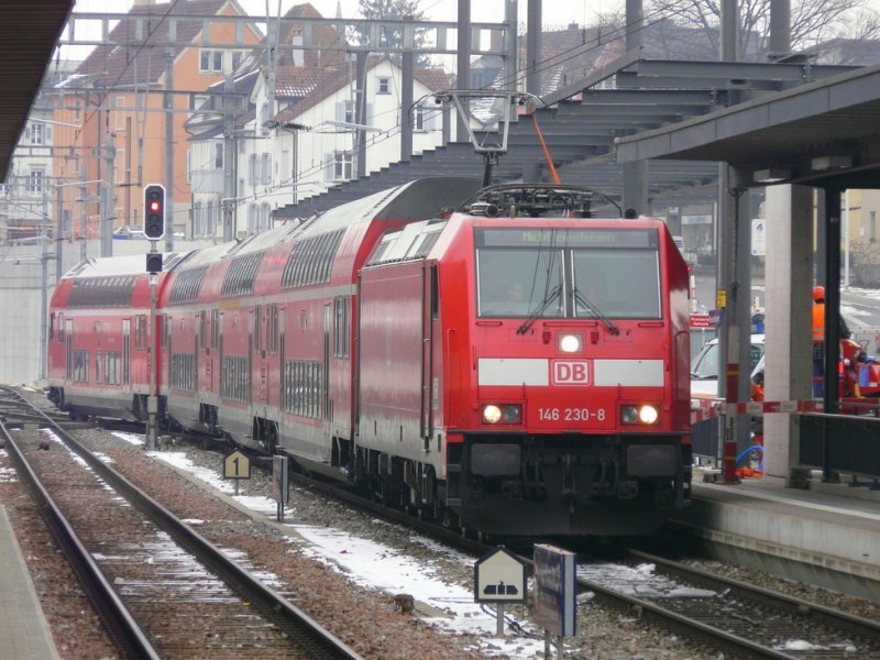 DB -  146 230-8 mit Regio bei der einfahrt im Schweizer Bahnhof von Kreuzlingen am 20.02.2009