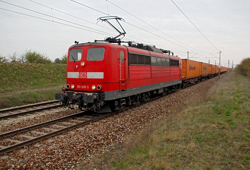 DB 151 016 auf der Nordbahn in Niedersterreich unterwegs. Hier kurz nach der Haltestelle Helmahof in Fahrtrichtung Wien. Das Foto ist am 04.04.2008 entstanden.