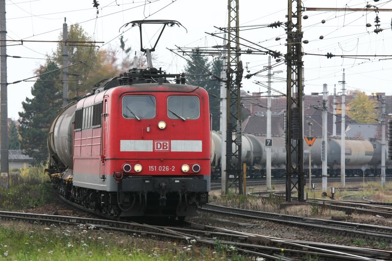 DB 151 026 mit Kesselzug bei der Einfahrt in den Bahnhof Wels am 3. November 2007.