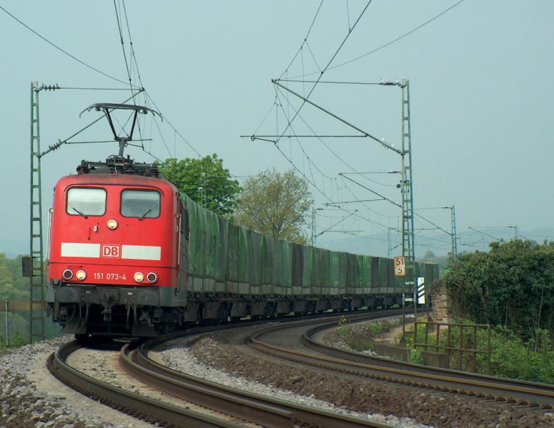DB 151 073-4 mit dem IKE 50181  Hangartner-KLV  von Duisburg Ruhrort Hafen nach Basel Bad. Rbf, am 26.04.2008 bei Erbach (Rheingau).