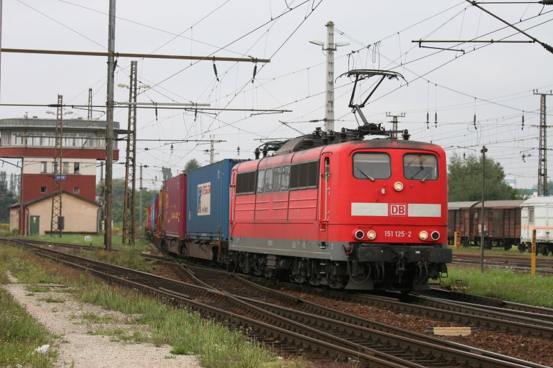 DB 151 125 bei der Einfahrt in den Bahnhof Wels am 18. August 2007.