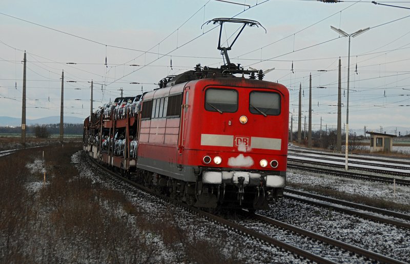 DB 151 mit vielen sch�nen BMW's Richtung Ungarn.
Das Foto entstand am 22.11.2008 kurz vor Grammatneusiedl.