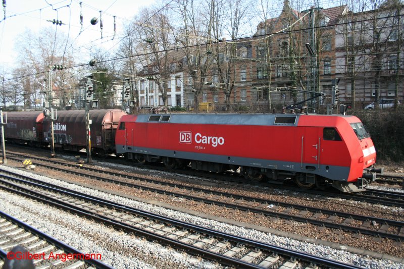 DB 152 030-2 am 23.02.2008 bei der Ausfahrt aus Offenburg.