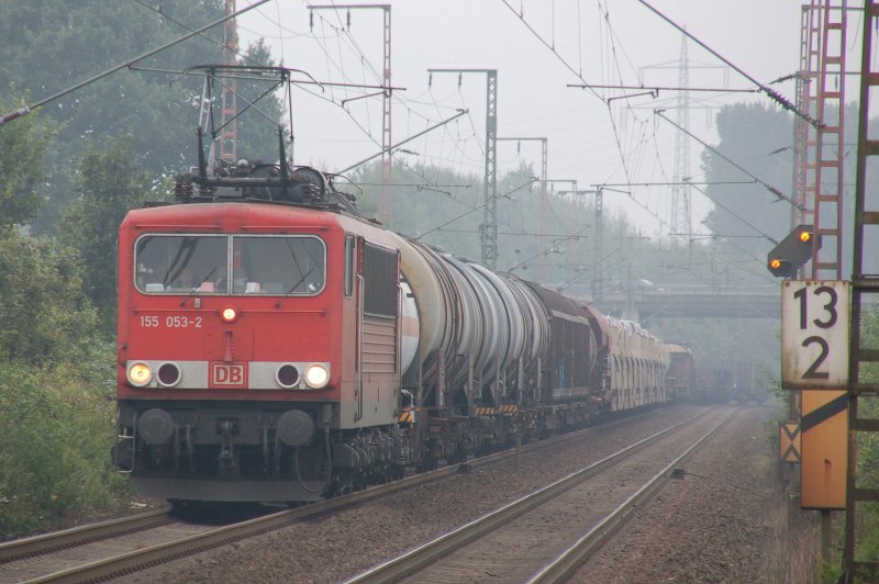 DB 155 053-2 mit gemischtem Gterzug am 01.09.2007 in Recklinghausen am Bahnbergang Brster Weg.