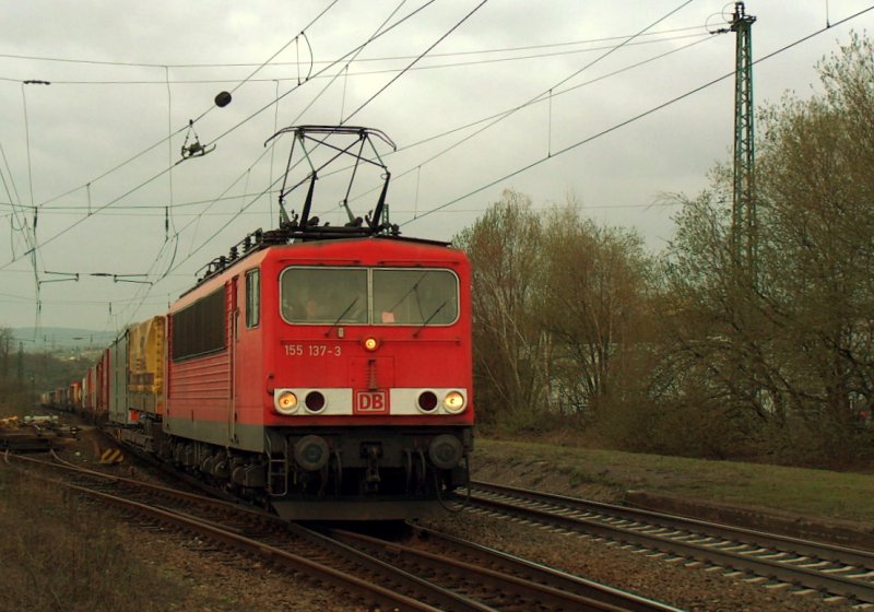 DB 155 137-3 mit einem Gz Richtung Mainz in Wiesbaden-Biebrich; 02.04.2008 