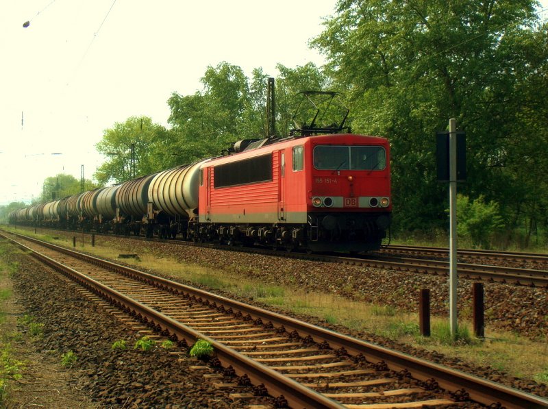DB 155 151-4 mit Kesselwagen Richtung Grokorbetha in Naumburg (Saale); 01.05.2009