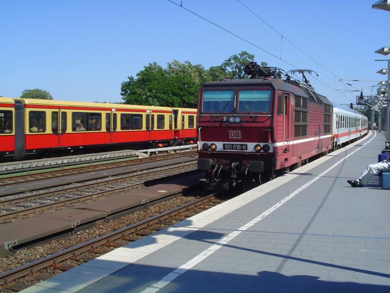 DB 180 016-8 mit Intercity bei Einfahrt in den Bhf Zoo. Aufgenommen im Juli 2004 von Tobias Kpping.
