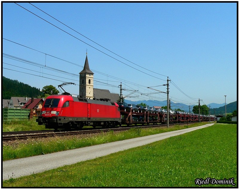 DB 182 011 zieht einen mit Gelndewagen beladenen Autozug aus Graz in Richtung Passau. Kammern 24.06.2008