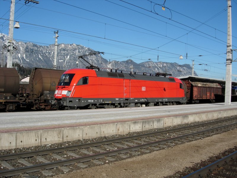DB 182 zu Gast in Wrgl in Tirol (A) 09.02.08 Sie bespannte einen Gterzug vun Mnchen Riem nach Wrgl. danach setzte sie sich an den Zugschluss und schob den Gterzug zusammen mit 2 bb BR 1144 den Brenner hinauf.