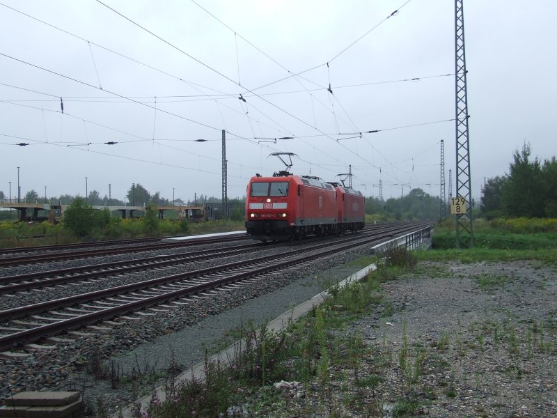 DB 185 007-2 mit einer unbekannten Railion 185 im  Schlepptau  am 11.08.07 bei der Aussfahrt Zwickau(Sachs.)Hbf.