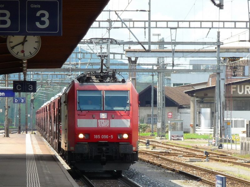 DB - 185 0696-5 vor Gterzug bei der Durchfahrt im Bahnhof von Rheinfelden am 18.04.2009