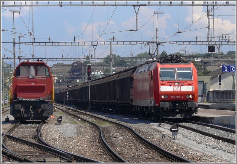 DB 185 092-4 fhrt mit einem langen Gterzug von St.margrethen kommend durch den Bahnhof Rorschach Richtung Romanshorn. (01.07.2008)