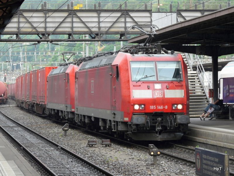 DB - 185 146-8 und  185 126-0 mit Gterzug bei der Durchfahrt im Bahnhof von Bellinzona am 13.05.2009