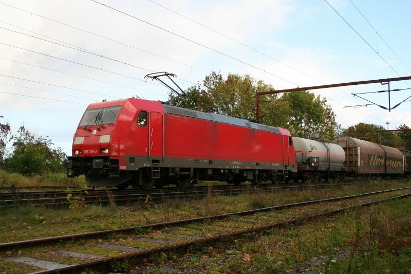 DB 185 318-3 am 17.10.2008 bei der Ausfahrt aus Padborg.