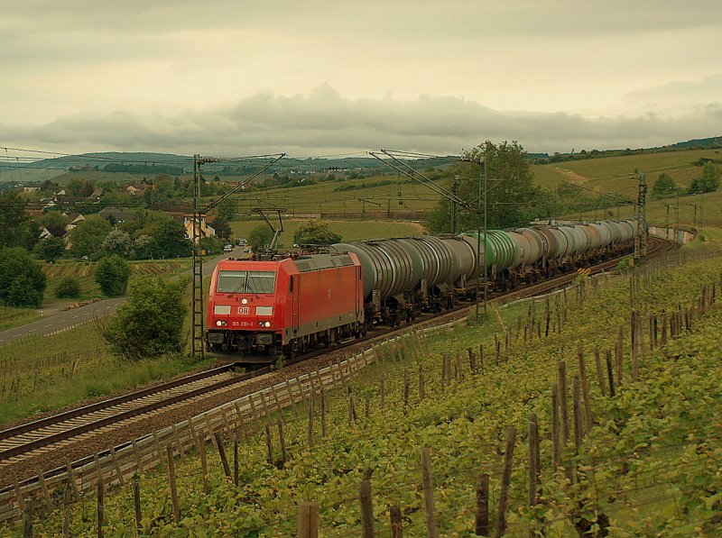 DB 185 356-6 mit einem Kesselzug Richtung Wiesbaden, bei Erbach (Rheingau); 11.05.2009