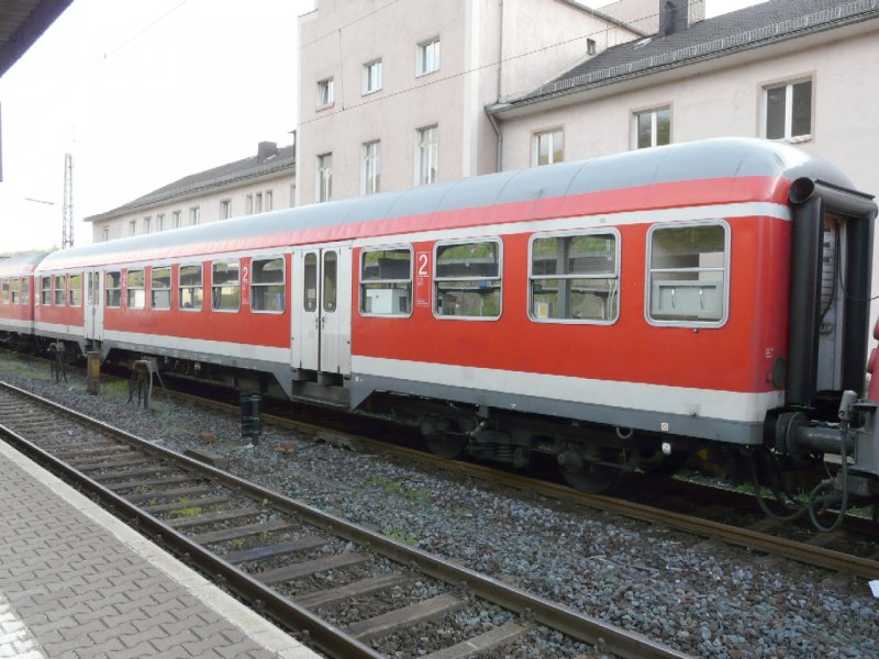 DB - 2 Kl. Personenwagen Bnrz 50 80 22-34 023-8 im Bahnhof von Dillenburg am 02.05.2008