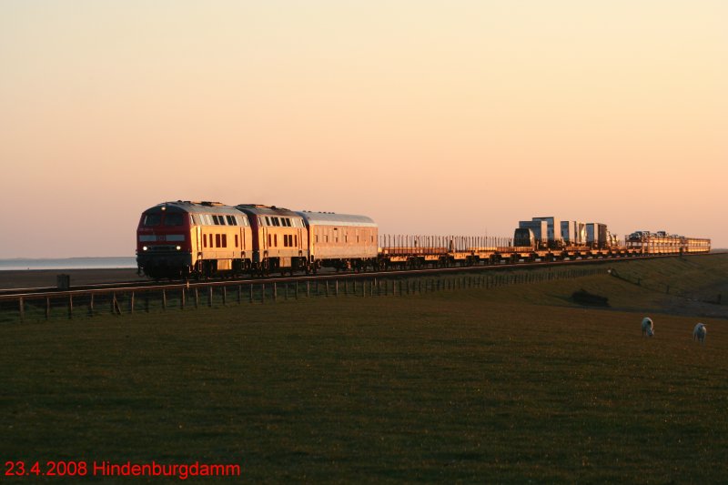 DB 215 901-9 kommt mit einem Autozug aus Richtung Sylt. Hindenburgdamm am 23.4.2008.
