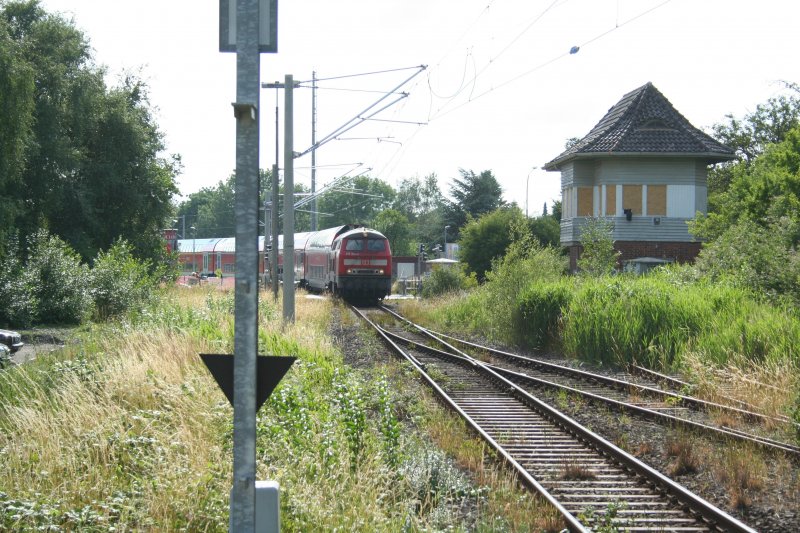 DB 218 102-2 bei der Einfahrt in den Bahnhof Lbeck-Travemnde Hafen am 28.6.2008.