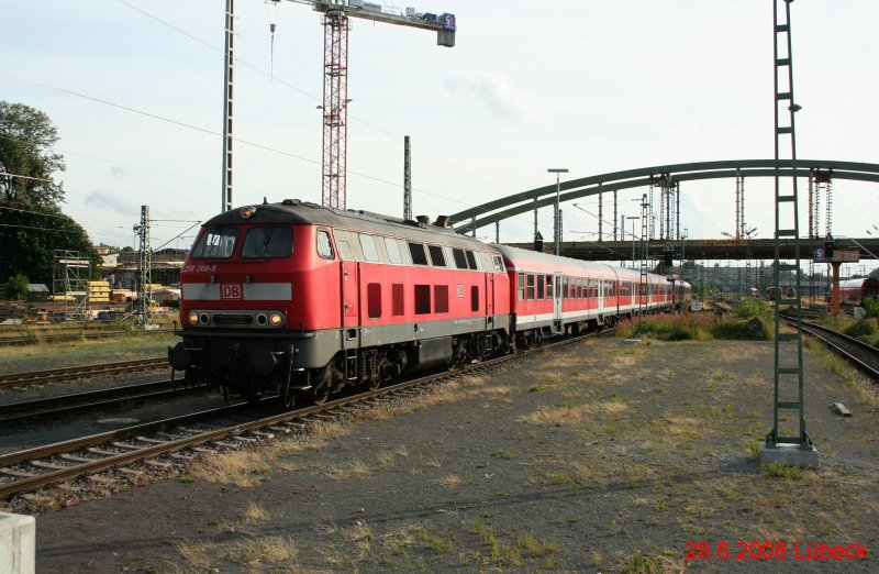 DB 218 209-5 am 28.6.2008 bei der Einfahrt nach Lbeck.