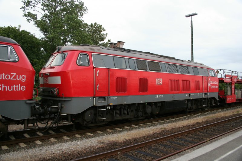 DB 218 372-1 wartet am 26.6.2008 in Niebll vor dem Autozug nach Sylt. 