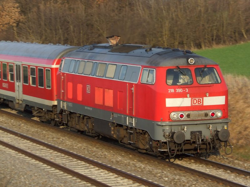 DB 218 390-3 schiebt einen RE gen Mnchen aus Kaufering am 07.04.2009.